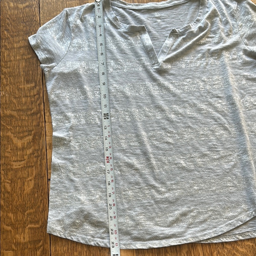 3/$15 V-neck Top Silver Metallic Grey NY &Co Short Sleeve Sz XL - Picture 9 of 9